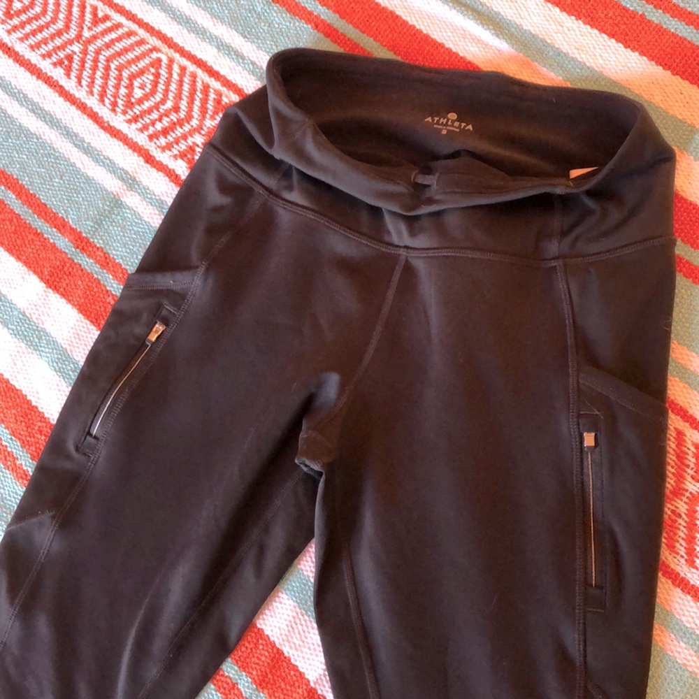 Like new Athleta leggings w/ side pockets.